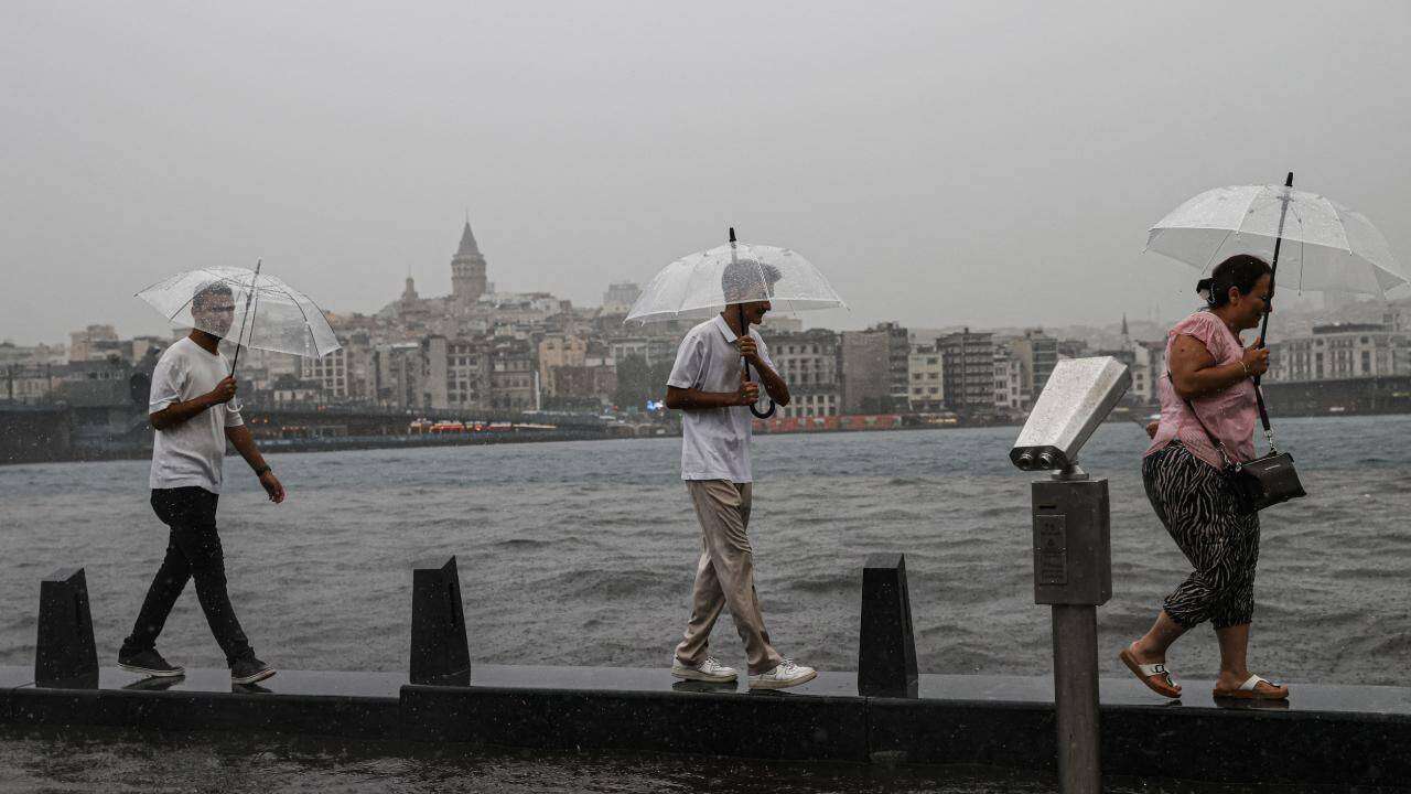 İstanbul Valiliği'nden kritik uyarı: Günlerce sürecek, sıcaklıklar 7 derece düşecek! İşte sağanak yağışa teslim olacak ilçeler 6